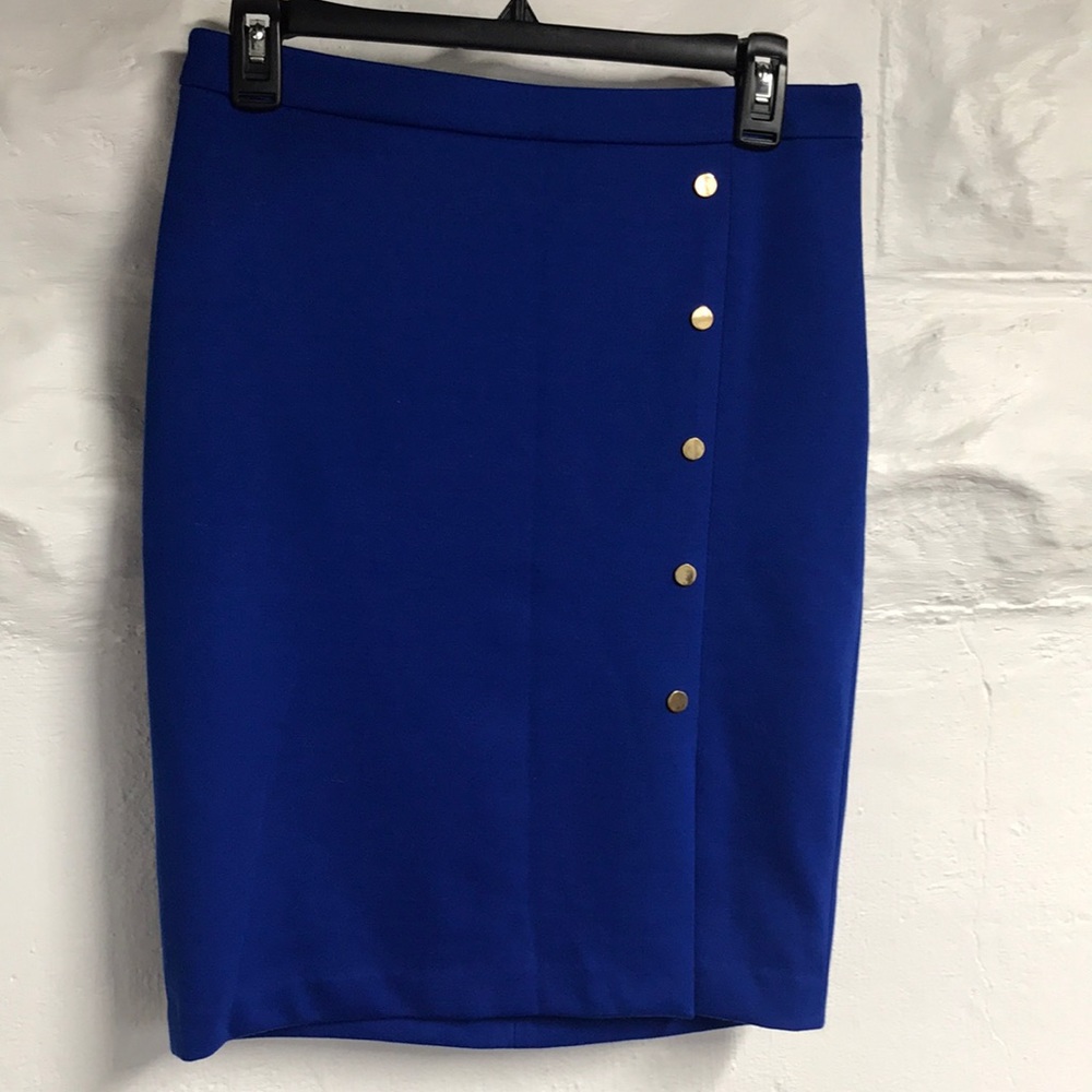 Limited stretch pencil skirt.